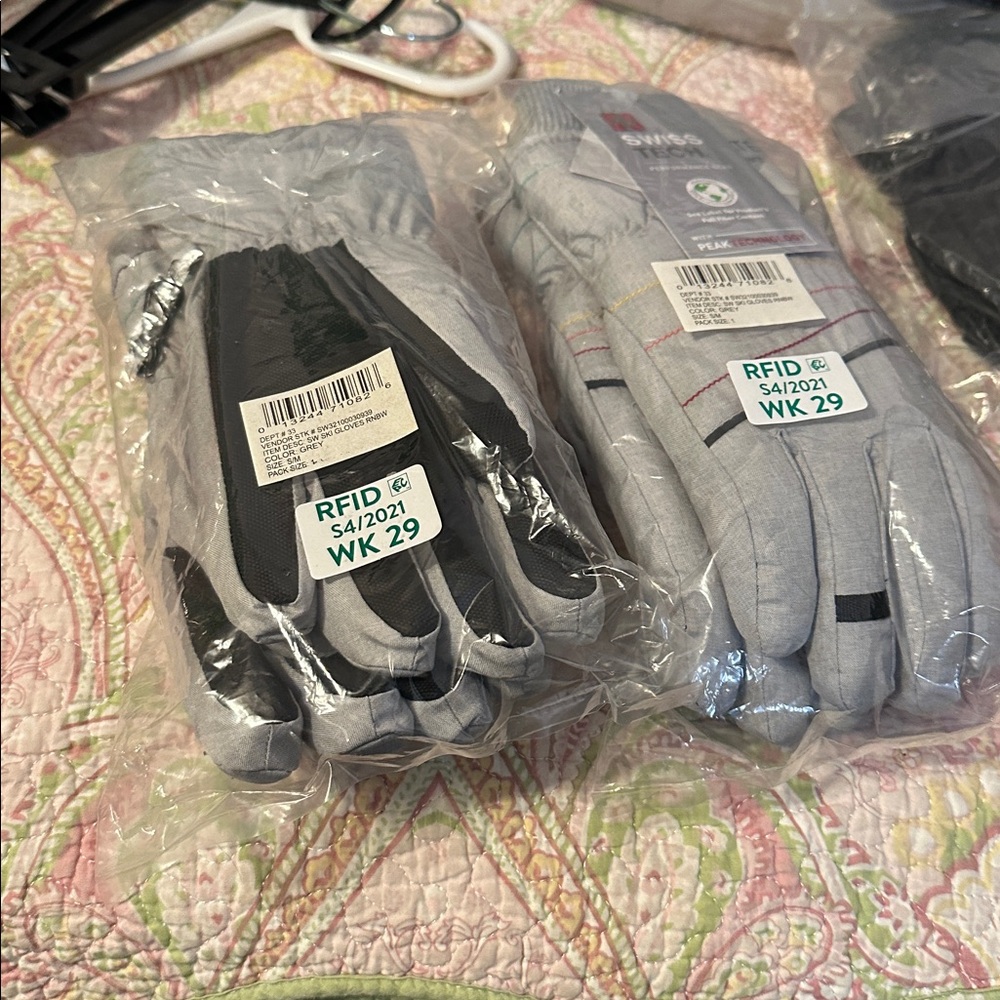 Swiss Tech Silver Performance RFID Gloves. 2 pairs - Picture 2 of 7